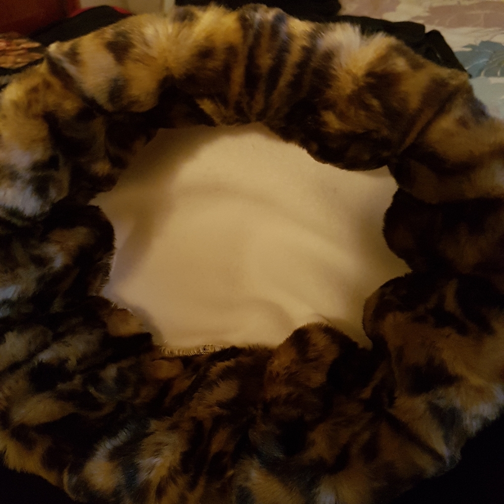 Local crafted winter hat. - Picture 3 of 4